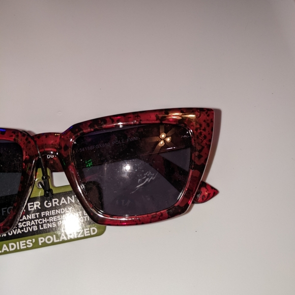 Nwt Foster Grant ladies polarized red & black sunglasses - Picture 9 of 11